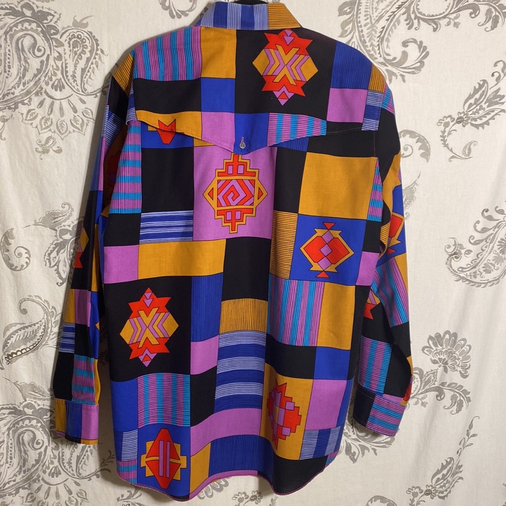 VTG WRANGLER Western Cowboy
Cut Aztec Shirt Size 17-35 XL Tails.
MADE IN‎ USA - Picture 4 of 11